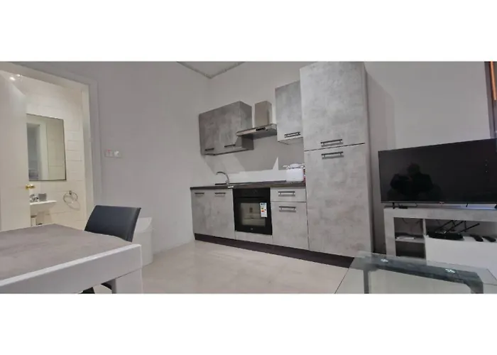 アパート Compact, Convenient 1br Flat スリーマ