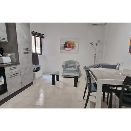 Apartment Compact, Convenient 1br Flat *