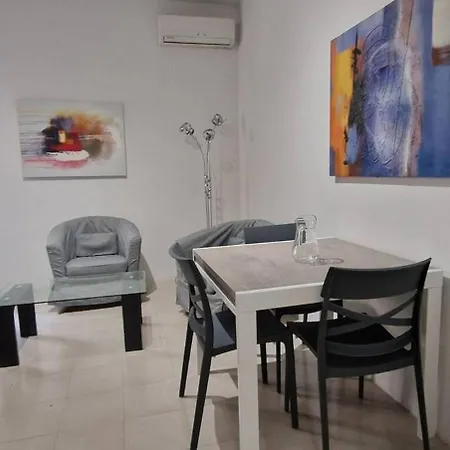 Compact, Convenient 1br Flat 아파트 슬리에마