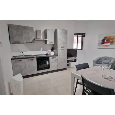 Compact, Convenient 1br Flat *