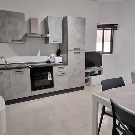 Compact, Convenient 1br Flat