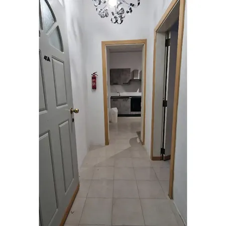 Compact, Convenient 1br Flat 아파트 슬리에마