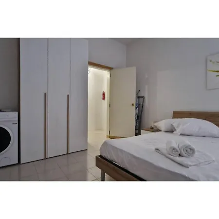 Compact, Convenient 1br Flat