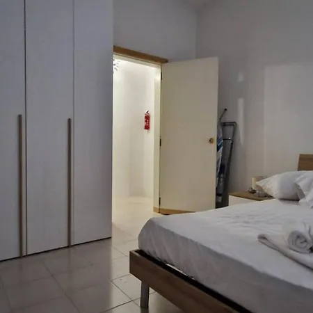 Compact, Convenient 1br Flat