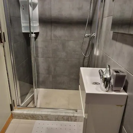 Compact, Convenient 1br Flat شقة سليمة