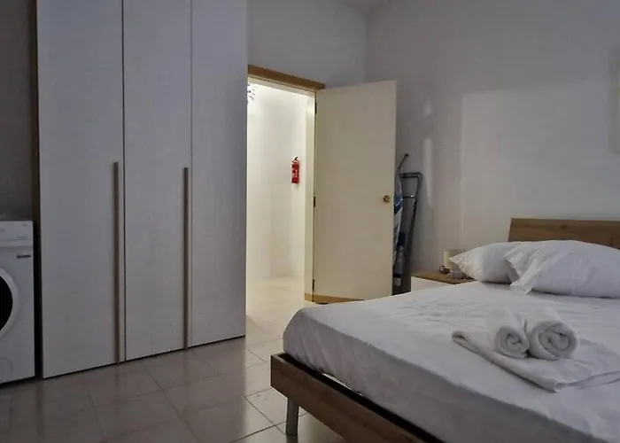 Compact, Convenient 1br Flat