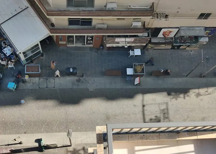 Compact, Convenient 1br Flat *