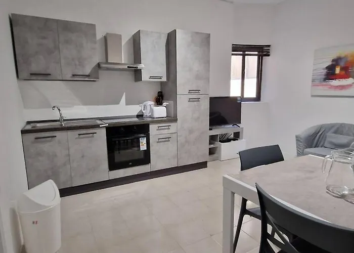 Compact, Convenient 1br Flat